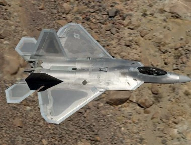 F 22: Δείτε το καλύτερο stealth μαχητικό αεροσκάφος του πλανήτη εν πτήση (βίντεο)